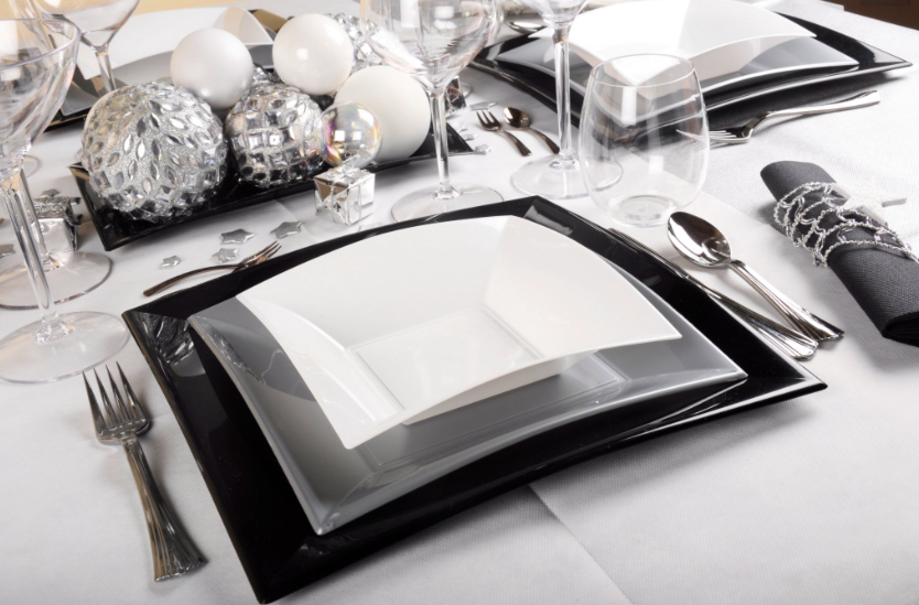 talíře PP černá a bílá stůl